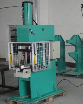 汽車行業(yè)如何運(yùn)用鉚接機(jī)提高組件質(zhì)量和生產(chǎn)效率？
